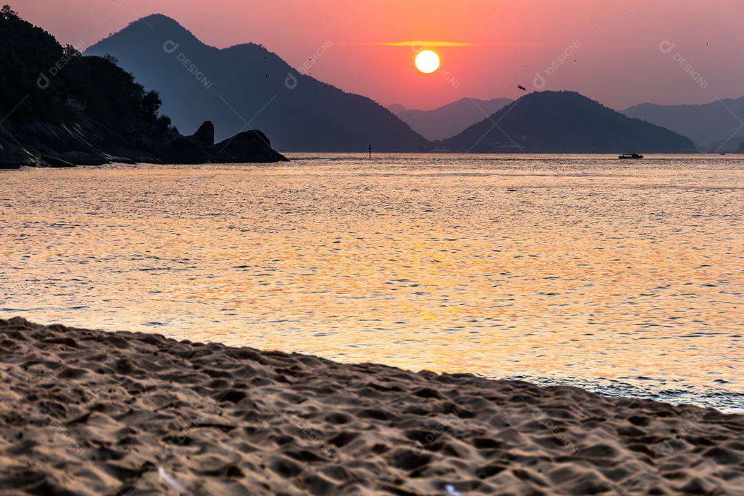 Nascer do sol na praia vermelha da Urca no Rio de Janeiro.