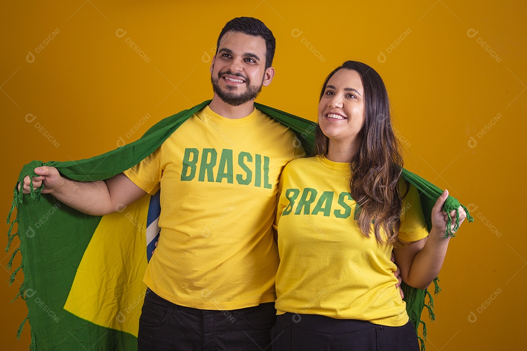 Casal jovens torcedores usando camisetas do brasil fundo isolado amarelo