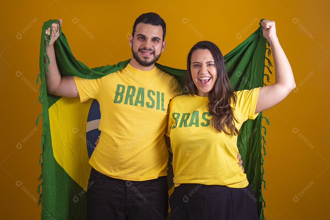 Casal jovens torcedores usando camisetas do brasil fundo isolado amarelo
