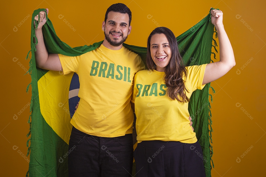 Casal jovens torcedores usando camisetas do brasil fundo isolado amarelo