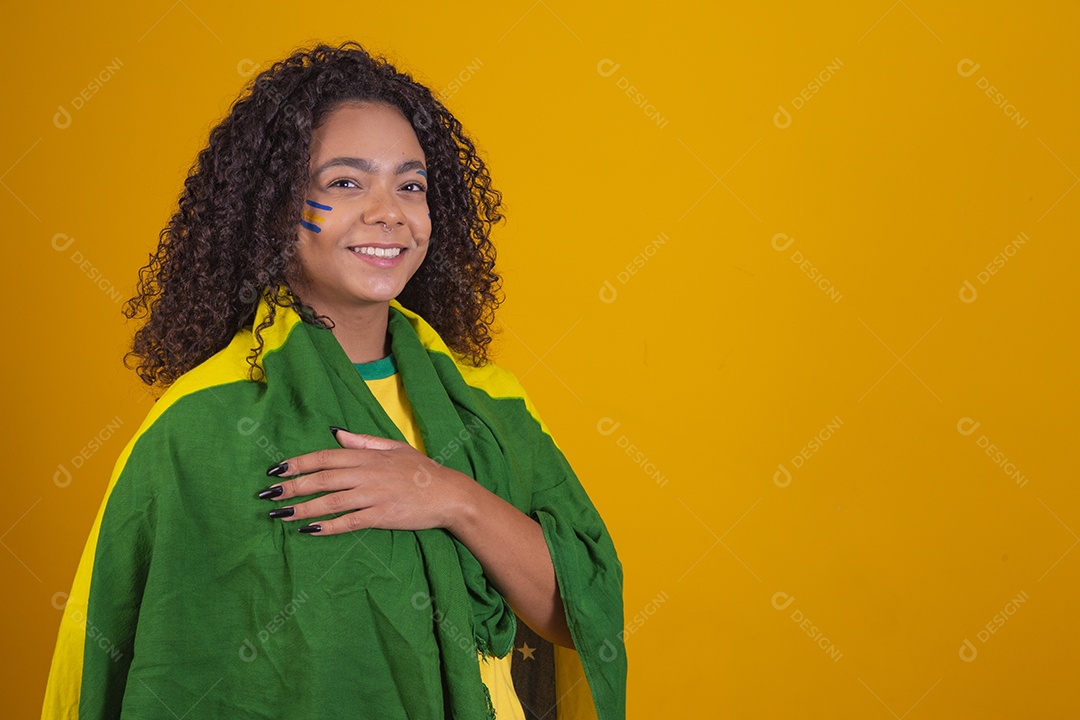 Mulher jovem torcedora garota usando camiseta do brasil fundo isolado amarelo