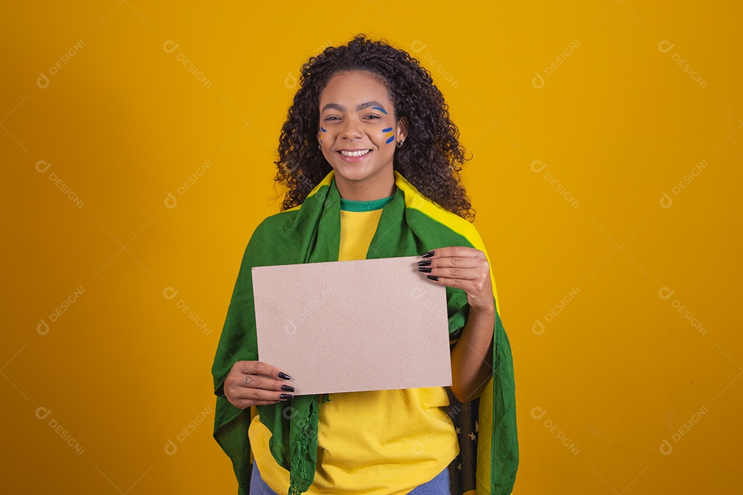 Linda mulher estudante segurando material escolar sobre fundo isolado amarelo