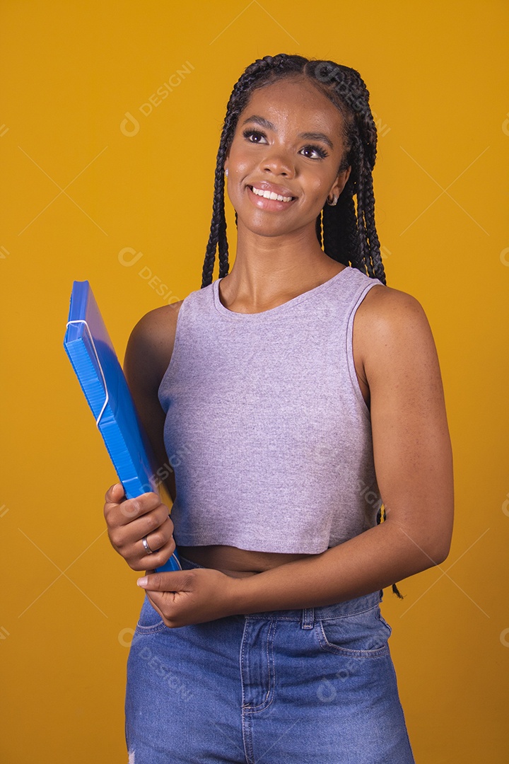 Mulher jovem estudante segurando material escolar