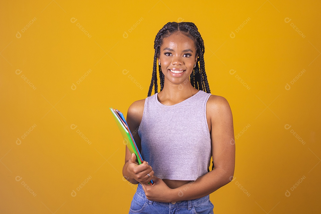 Mulher jovem estudante segurando material escolar