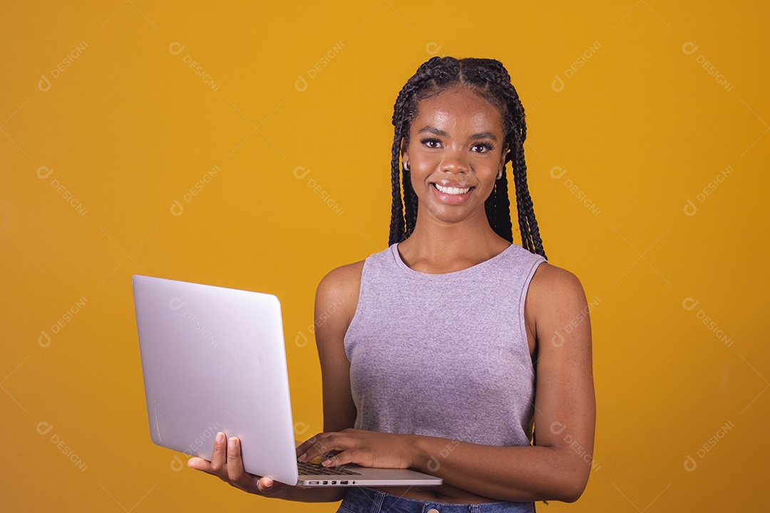 Mulher jovem segurando notebook laptop fundo isolado amarelo