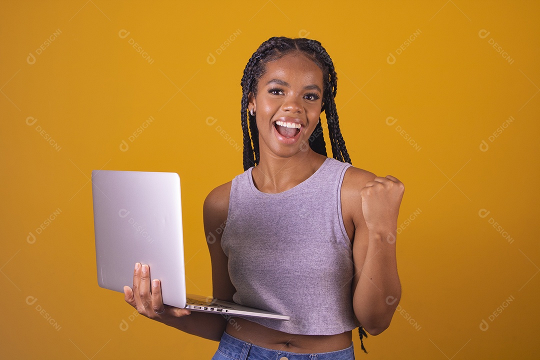 Mulher jovem segurando notebook laptop fundo isolado amarelo