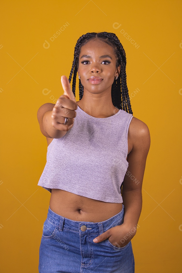 Mulher jovem garota fazendo gestos mão fundo isolado amarelo