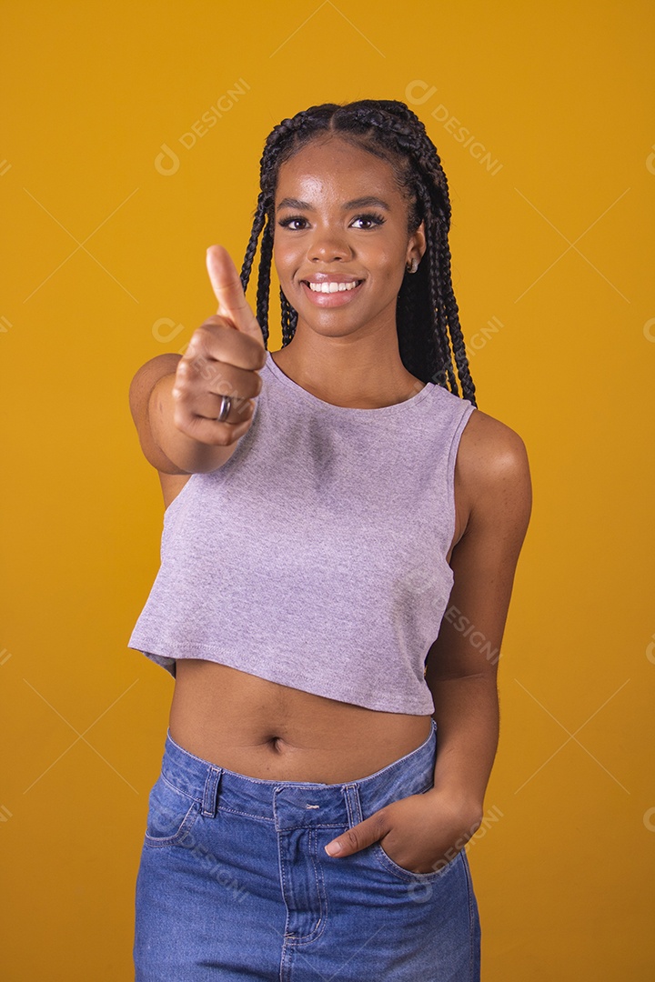 Mulher jovem garota fazendo gestos mão fundo isolado amarelo