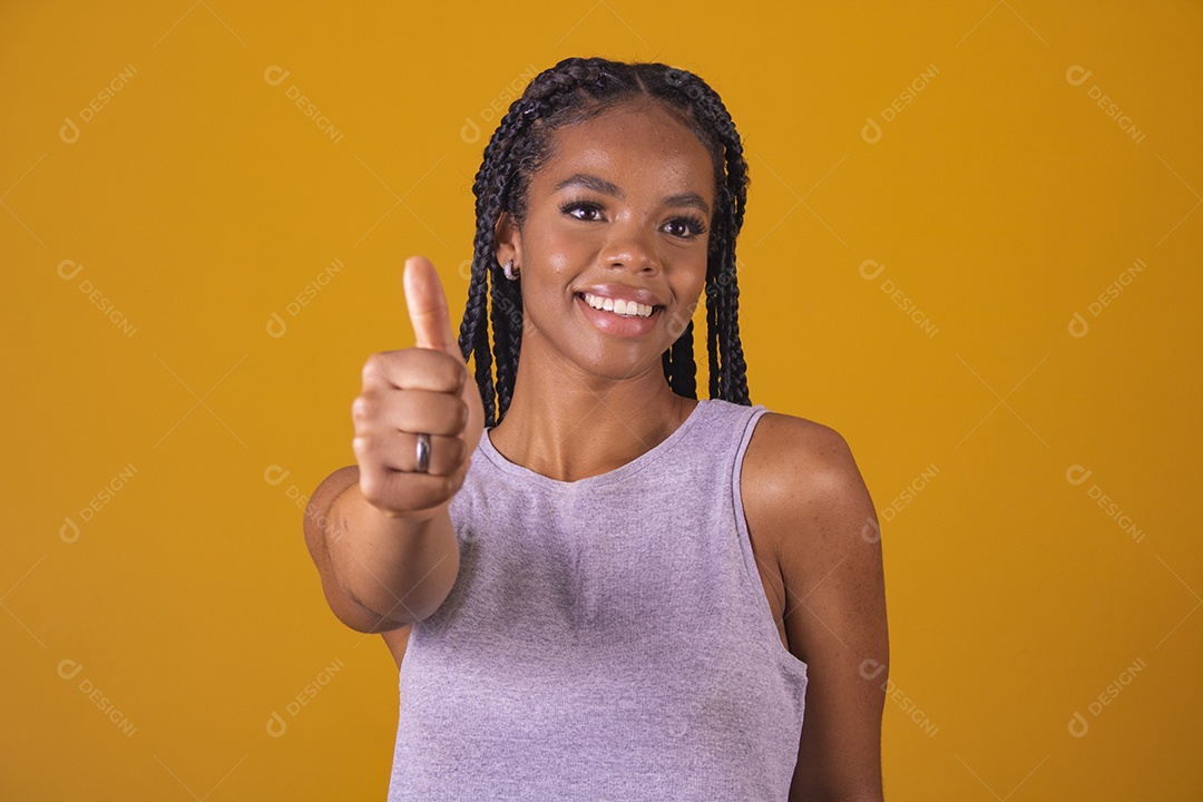 Mulher jovem garota fazendo gestos mão fundo isolado amarelo