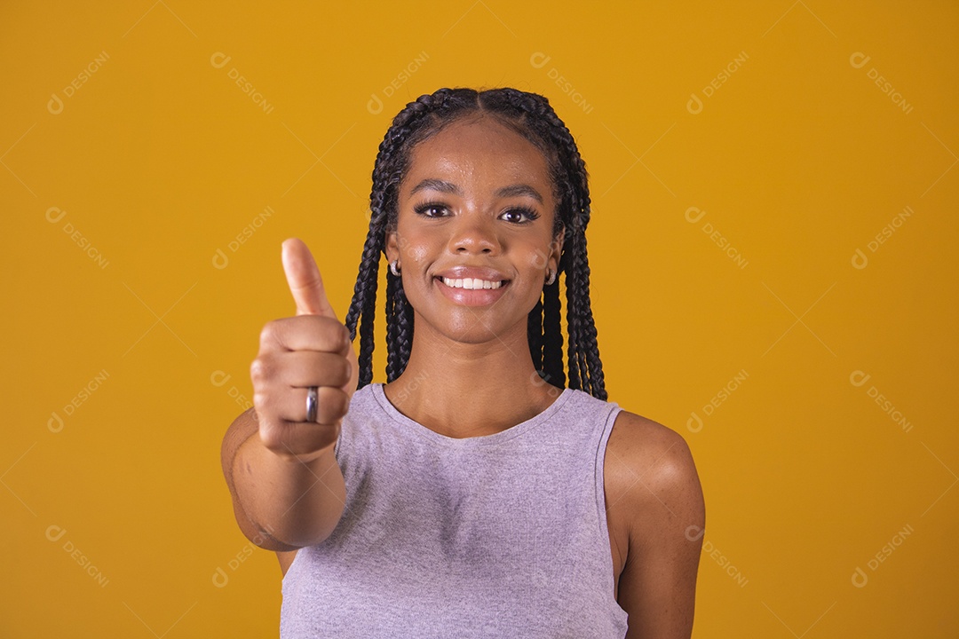 Mulher jovem garota fazendo gestos mão fundo isolado amarelo