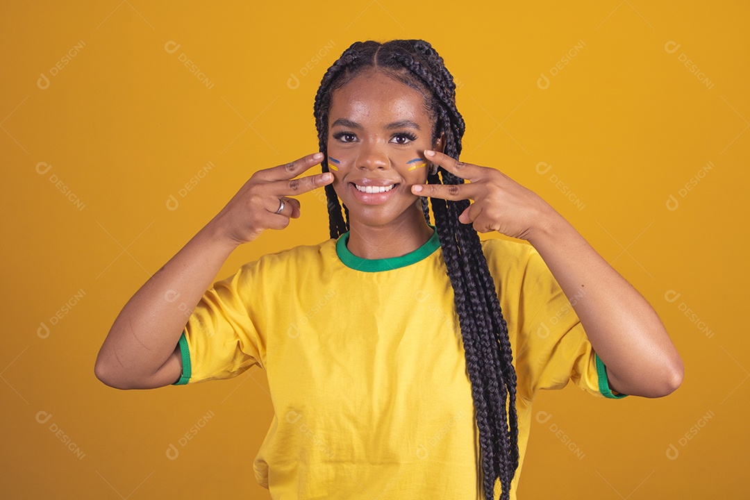 Mulher jovem torcedora garota usando camiseta do brasil fundo isolado amarelo