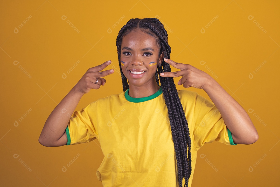 Mulher jovem torcedora garota usando camiseta do brasil fundo isolado amarelo