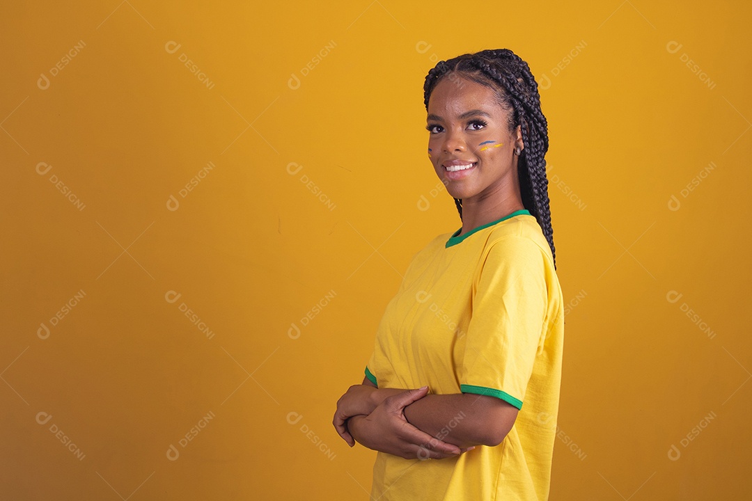 Mulher jovem torcedora garota usando camiseta do brasil fundo isolado amarelo