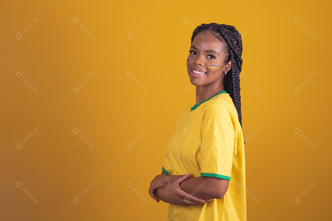 Mulher jovem torcedora garota usando camiseta do brasil fundo isolado amarelo