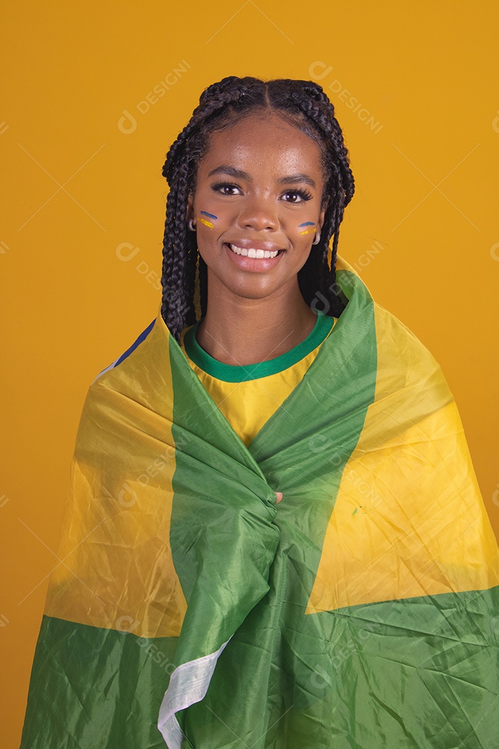 Mulher jovem torcedora garota usando camiseta do brasil fundo isolado amarelo