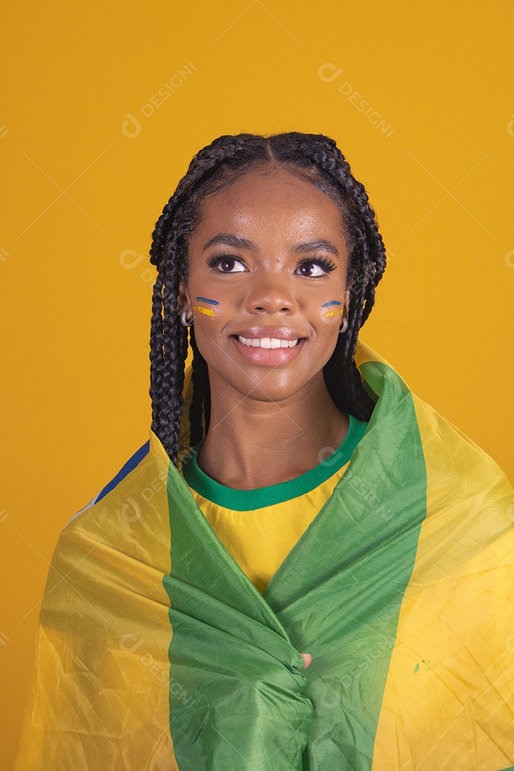 Mulher jovem torcedora garota usando camiseta do brasil fundo isolado amarelo
