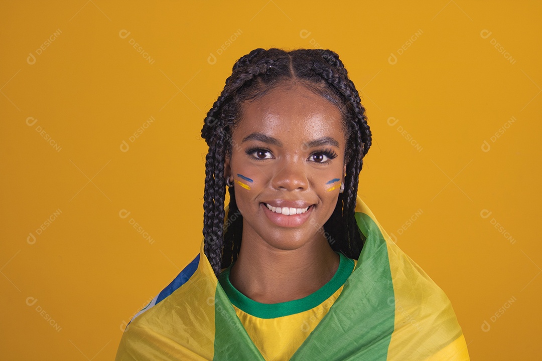 Mulher jovem torcedora garota usando camiseta do brasil fundo isolado amarelo