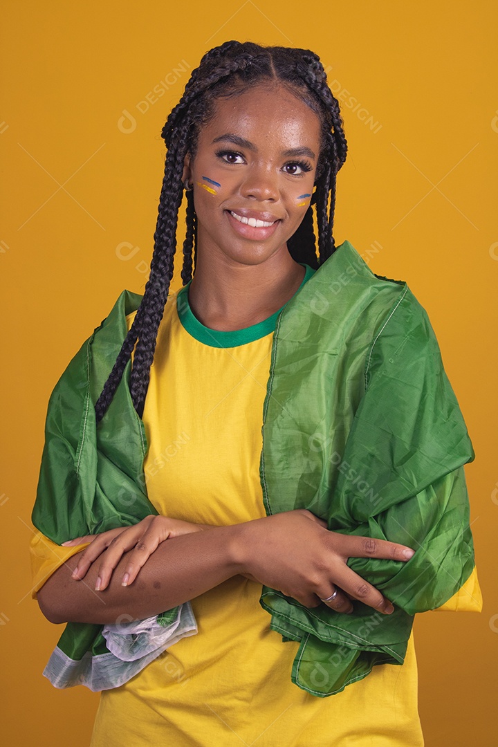Mulher jovem torcedora garota usando camiseta do brasil fundo isolado amarelo