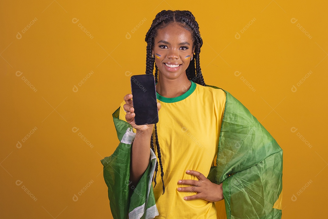 Mulher jovem torcedora garota usando camiseta do brasil fundo isolado amarelo