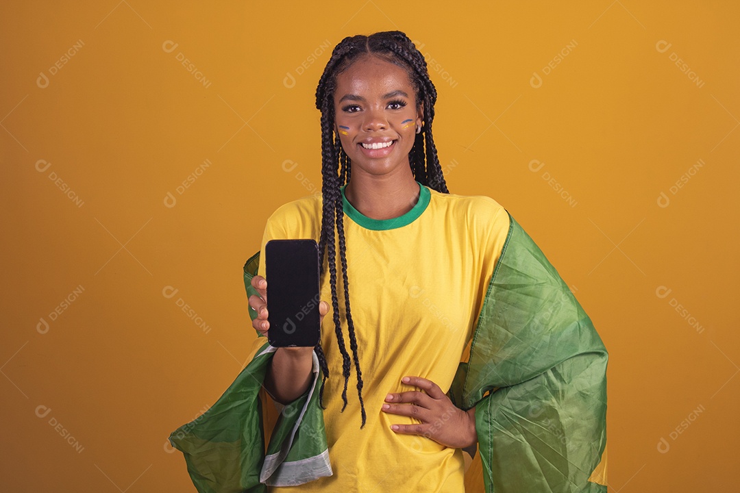 Mulher jovem torcedora garota usando camiseta do brasil fundo isolado amarelo