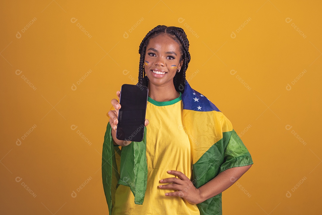 Mulher jovem torcedora garota usando camiseta do brasil fundo isolado amarelo