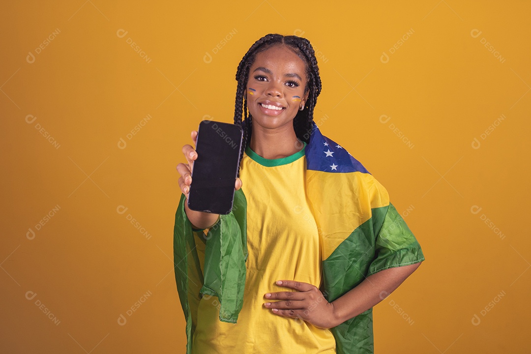 Mulher jovem torcedora garota usando camiseta do brasil fundo isolado amarelo