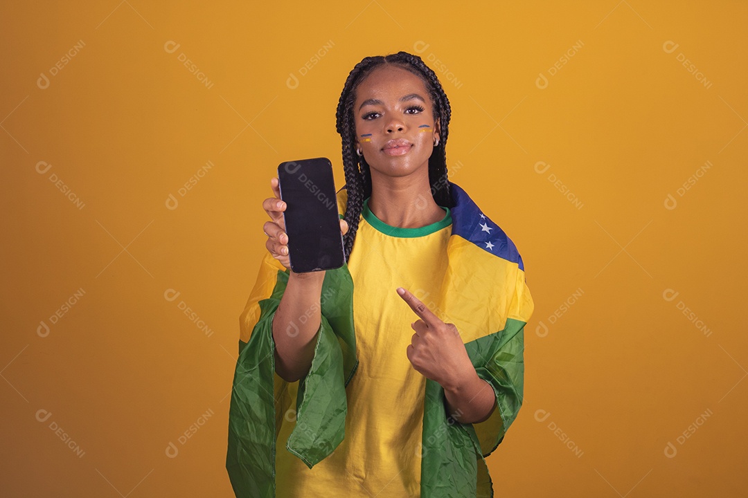 Mulher jovem torcedora garota usando camiseta do brasil fundo isolado amarelo