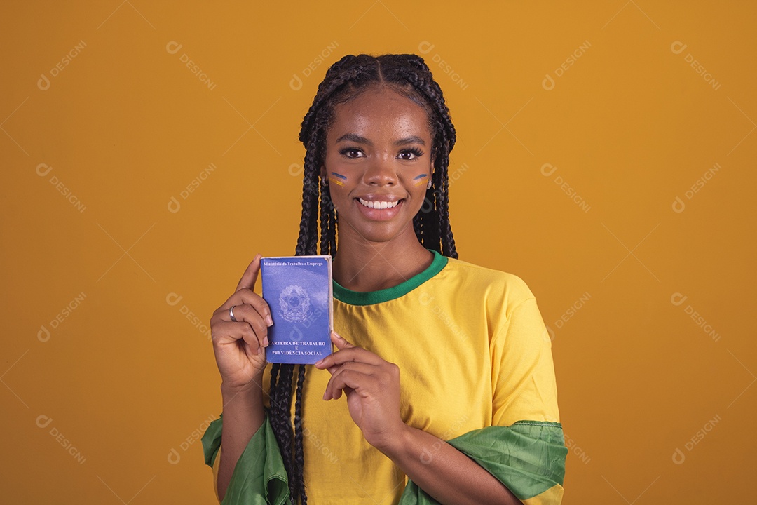 Mulher jovem torcedora segurando álbum carteira de trabalho garota usando camiseta do brasil fundo isolado amarelo