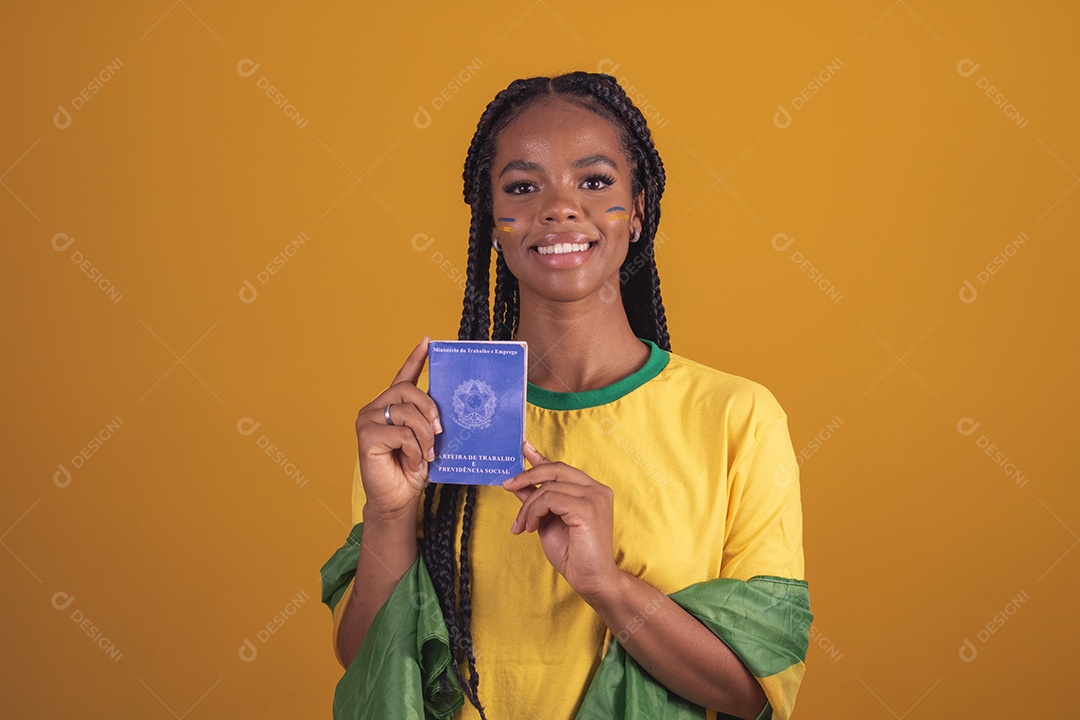 Mulher jovem torcedora segurando álbum carteira de trabalho garota usando camiseta do brasil fundo isolado amarelo