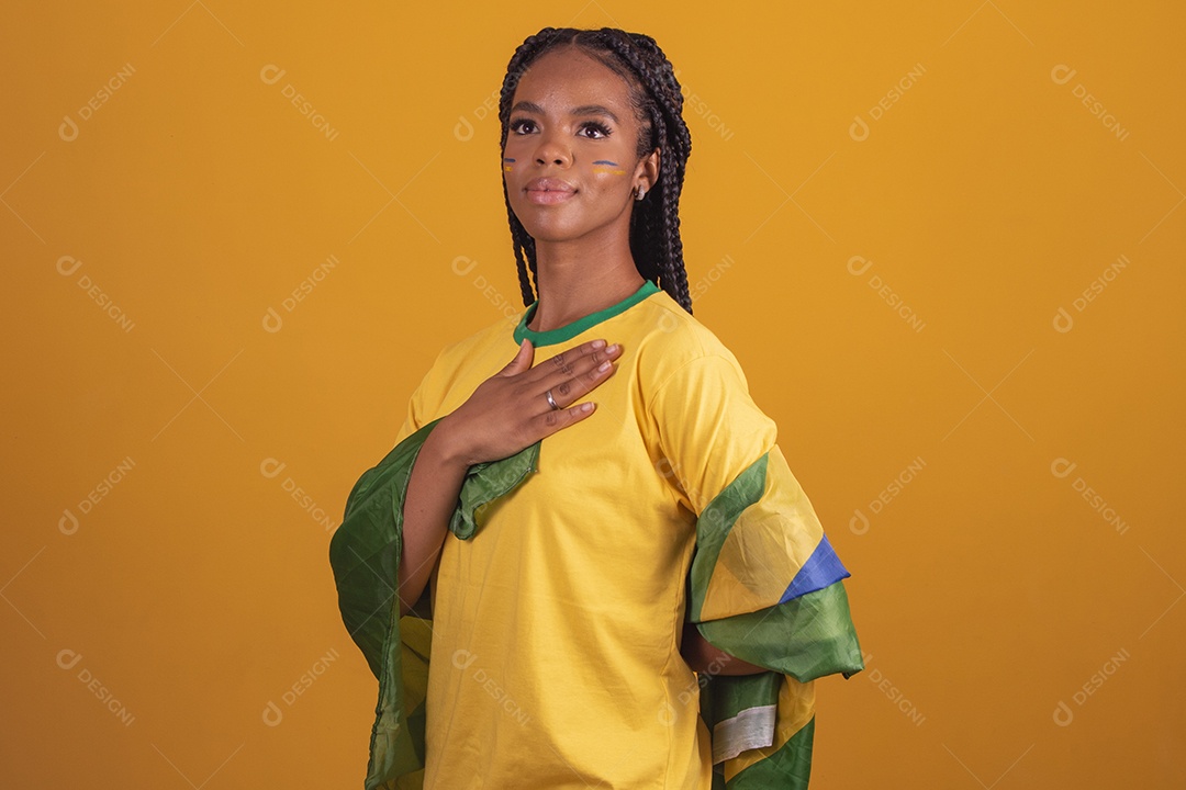 Mulher jovem torcedora garota usando camiseta do brasil fundo isolado amarelo