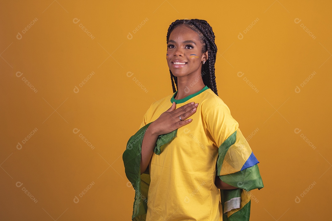 Mulher jovem torcedora garota usando camiseta do brasil fundo isolado amarelo