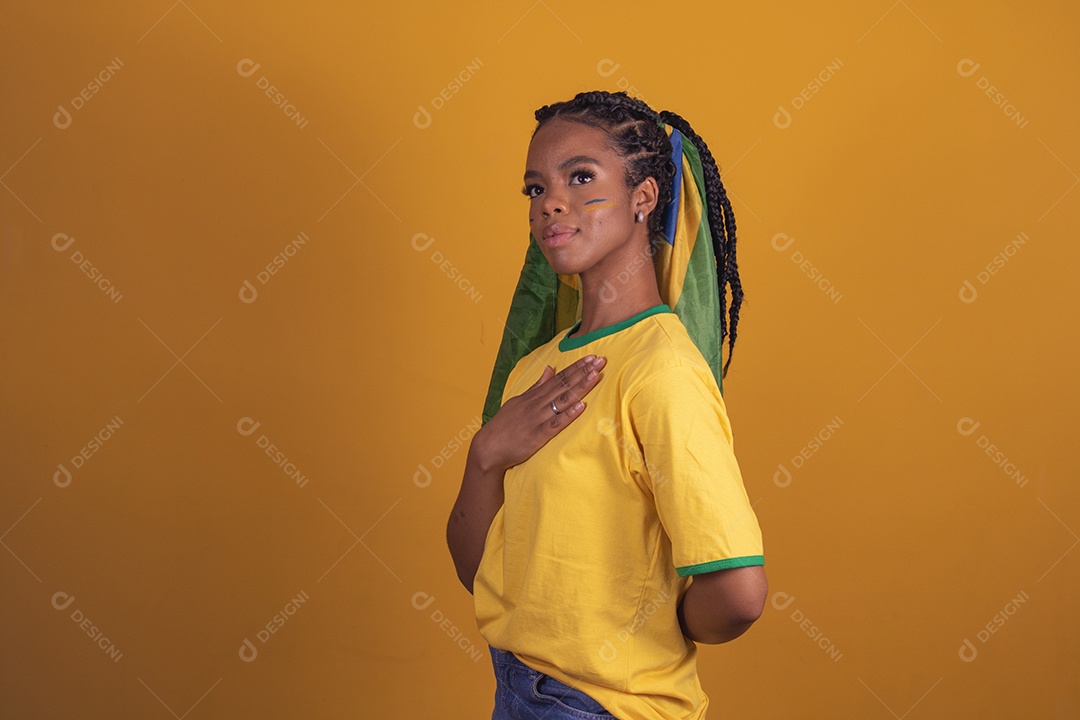 Mulher jovem torcedora garota usando camiseta do brasil fundo isolado amarelo