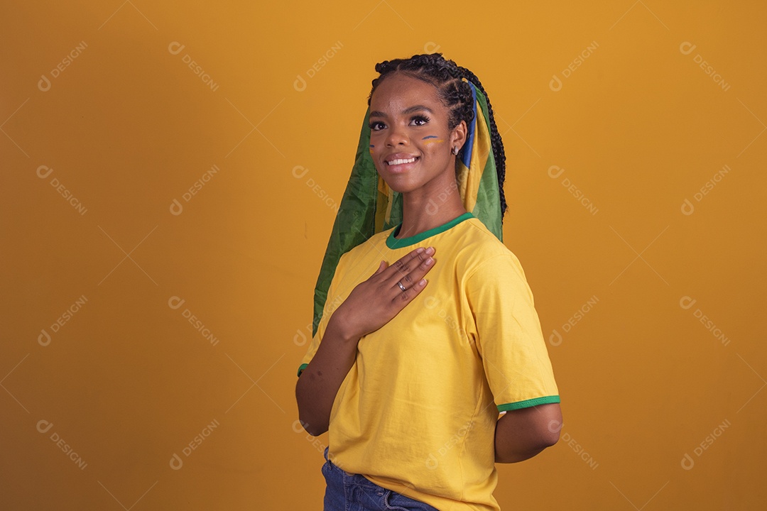 Mulher jovem torcedora garota usando camiseta do brasil fundo isolado amarelo