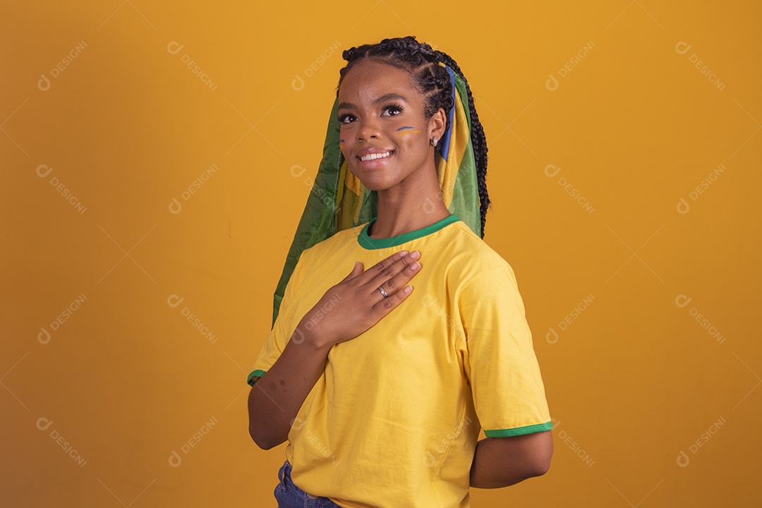 Mulher jovem torcedora garota usando camiseta do brasil fundo isolado amarelo