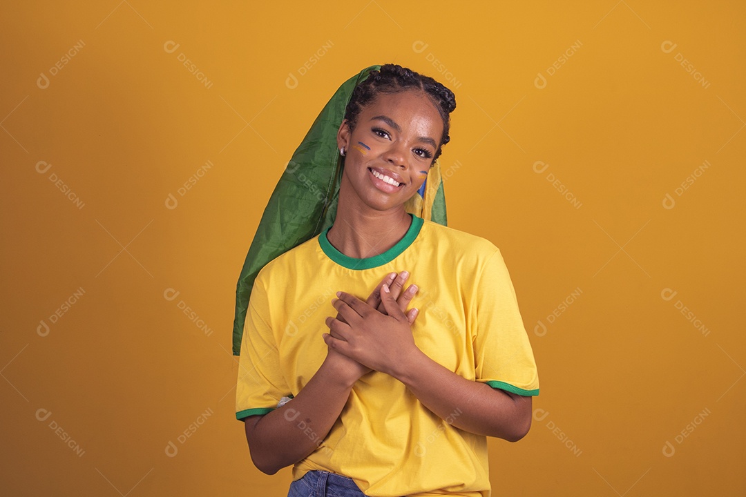 Mulher jovem torcedora garota usando camiseta do brasil fundo isolado amarelo