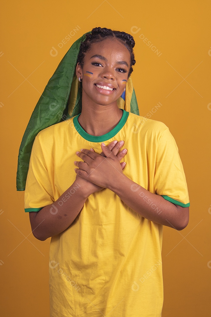 Mulher jovem torcedora garota usando camiseta do brasil fundo isolado amarelo