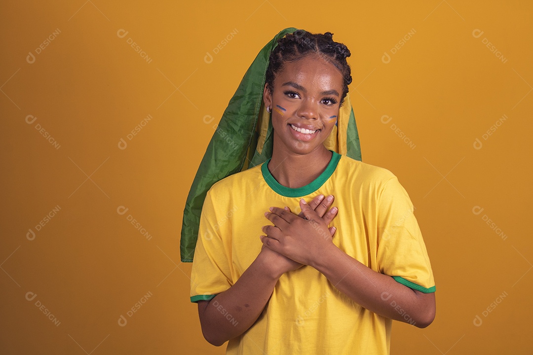 Mulher jovem torcedora garota usando camiseta do brasil fundo isolado amarelo