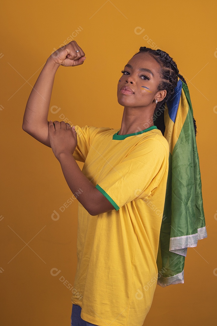 Mulher jovem torcedora garota usando camiseta do brasil fundo isolado amarelo
