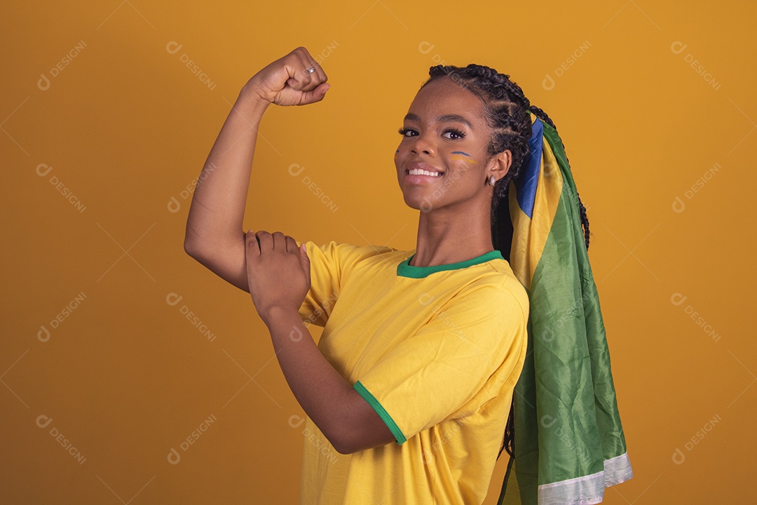 Mulher jovem torcedora garota usando camiseta do brasil fundo isolado amarelo