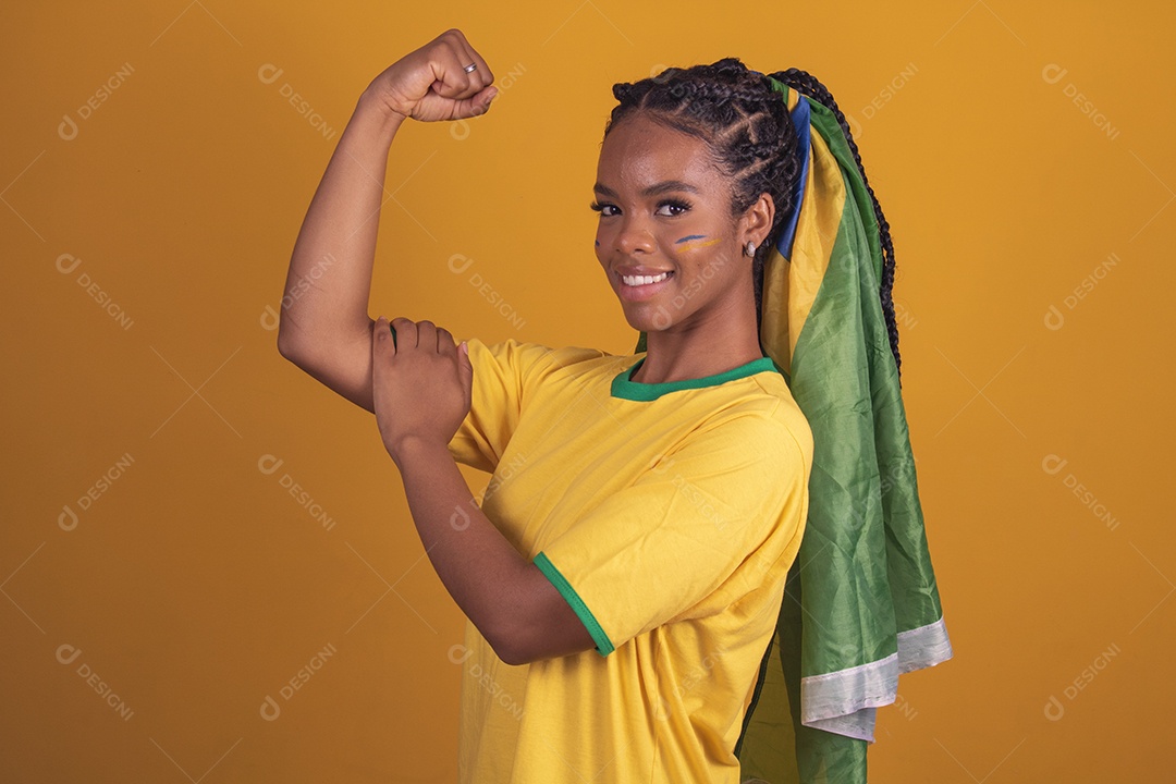 Mulher jovem torcedora garota usando camiseta do brasil fundo isolado amarelo