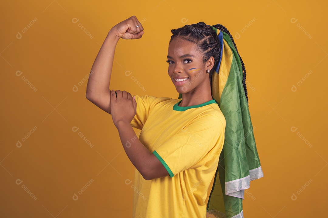 Mulher jovem torcedora garota usando camiseta do brasil fundo isolado amarelo