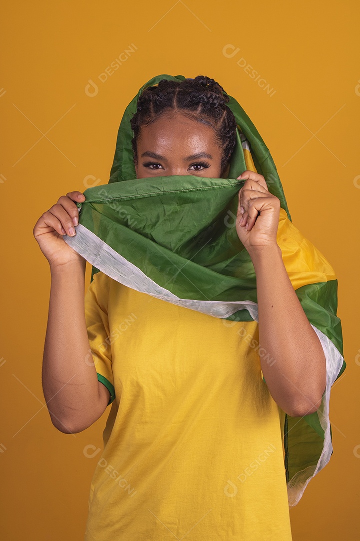 Mulher jovem torcedora garota usando camiseta do brasil fundo isolado amarelo
