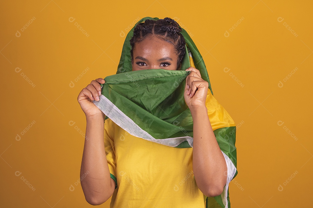 Mulher jovem torcedora garota usando camiseta do brasil fundo isolado amarelo