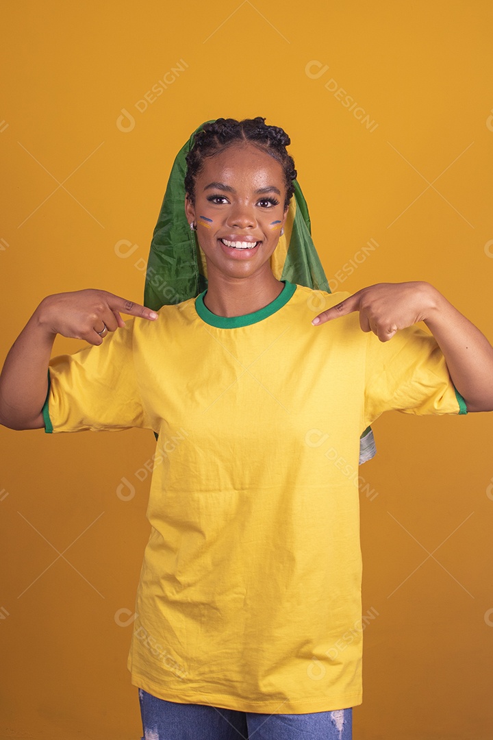 Mulher jovem torcedora garota usando camiseta do brasil fundo isolado amarelo
