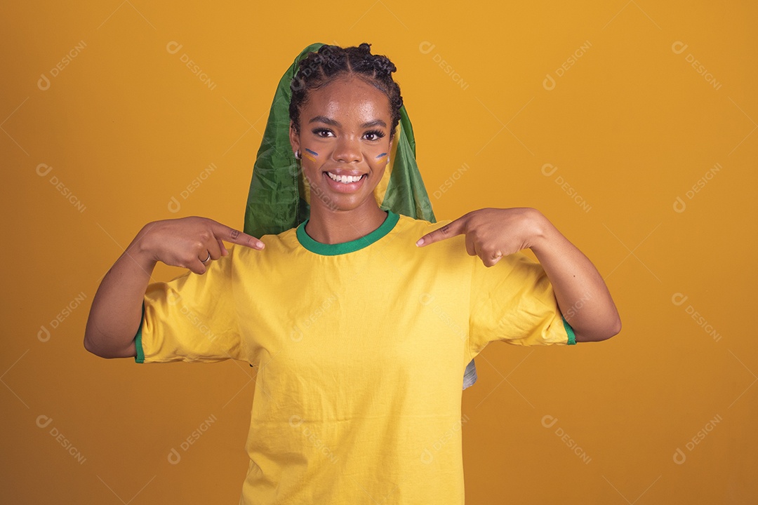 Mulher jovem torcedora garota usando camiseta do brasil fundo isolado amarelo