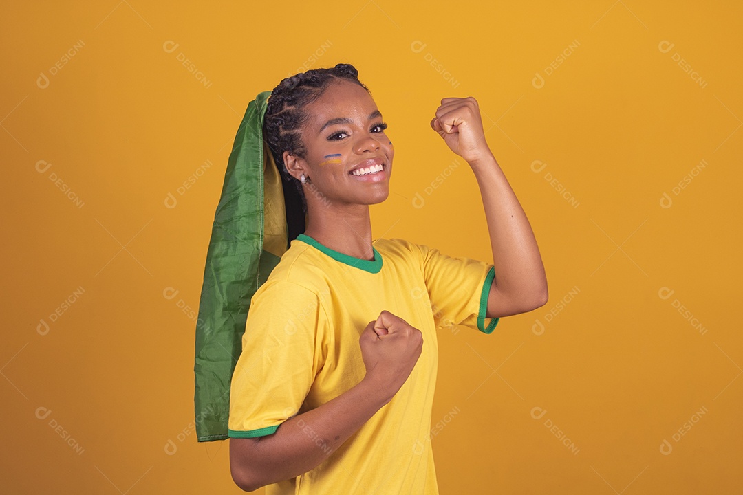 Mulher jovem torcedora garota usando camiseta do brasil fundo isolado amarelo