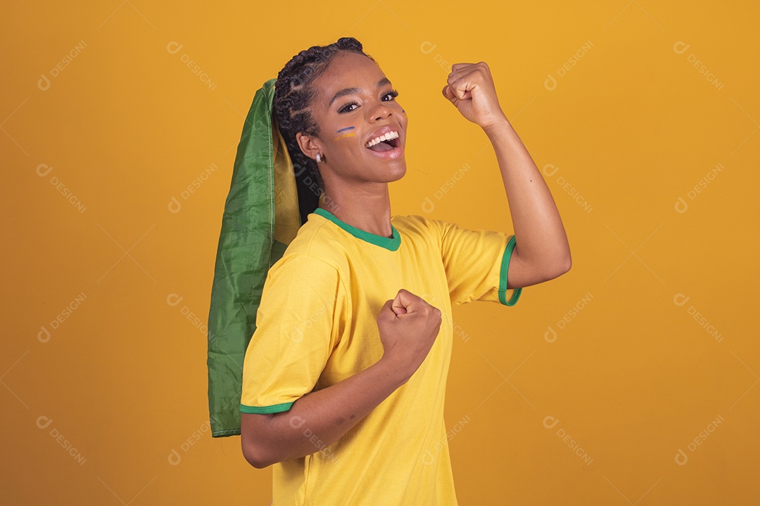 Mulher jovem torcedora garota usando camiseta do brasil fundo isolado amarelo