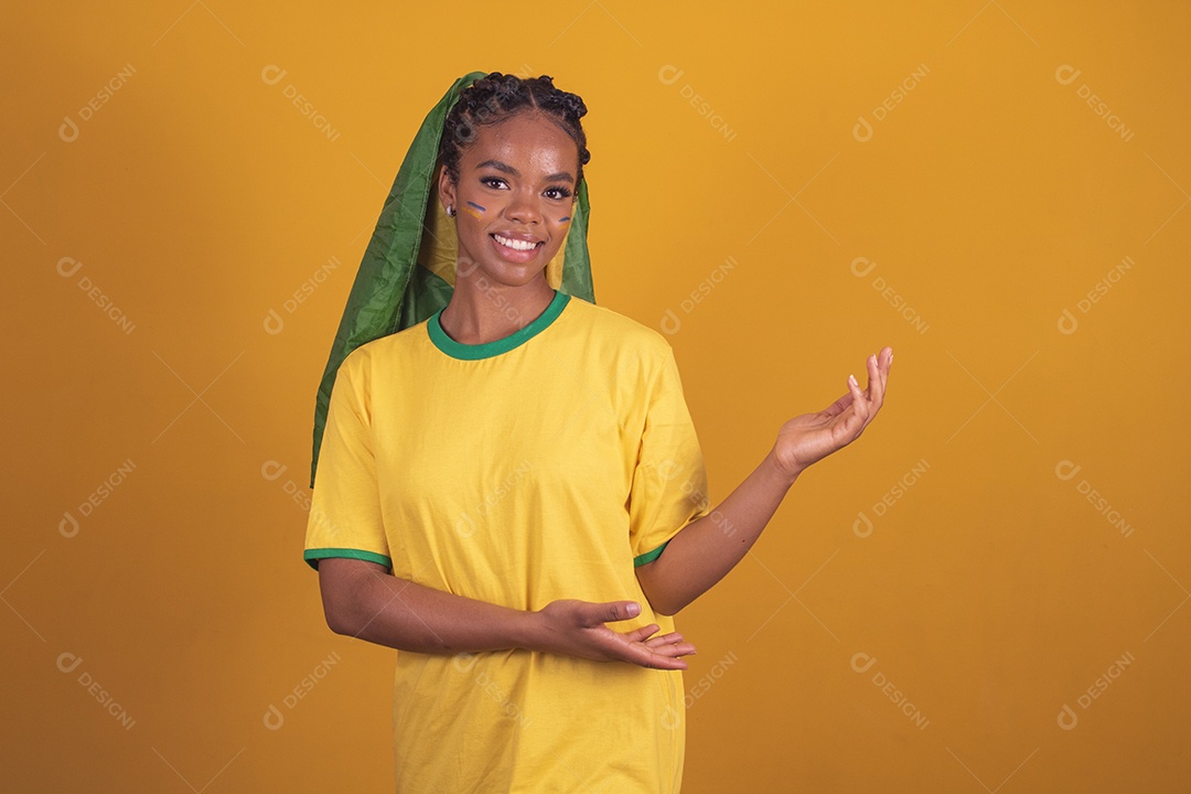 Mulher jovem torcedora garota usando camiseta do brasil fundo isolado amarelo