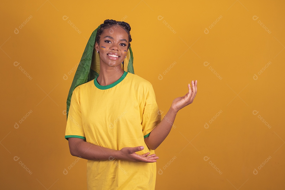 Mulher jovem torcedora garota usando camiseta do brasil fundo isolado amarelo