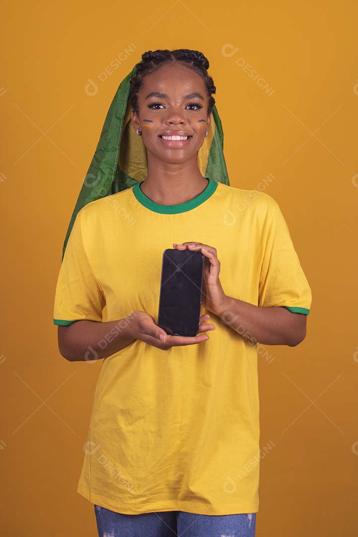 Mulher jovem torcedora garota usando camiseta do brasil fundo isolado amarelo